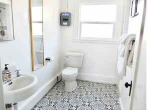 Sèche-cheveux, serviettes fournies, savon, papier toilette