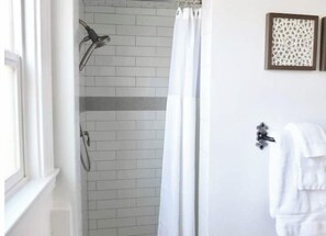 Hair dryer, towels, soap, toilet paper - #9 walk to Downtown - Vintage 1938 hotel room
(Mariposa)