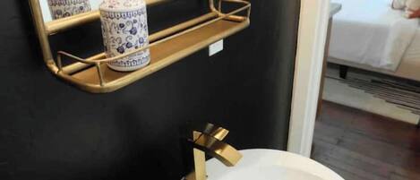 Sèche-cheveux, serviettes fournies, savon, papier toilette