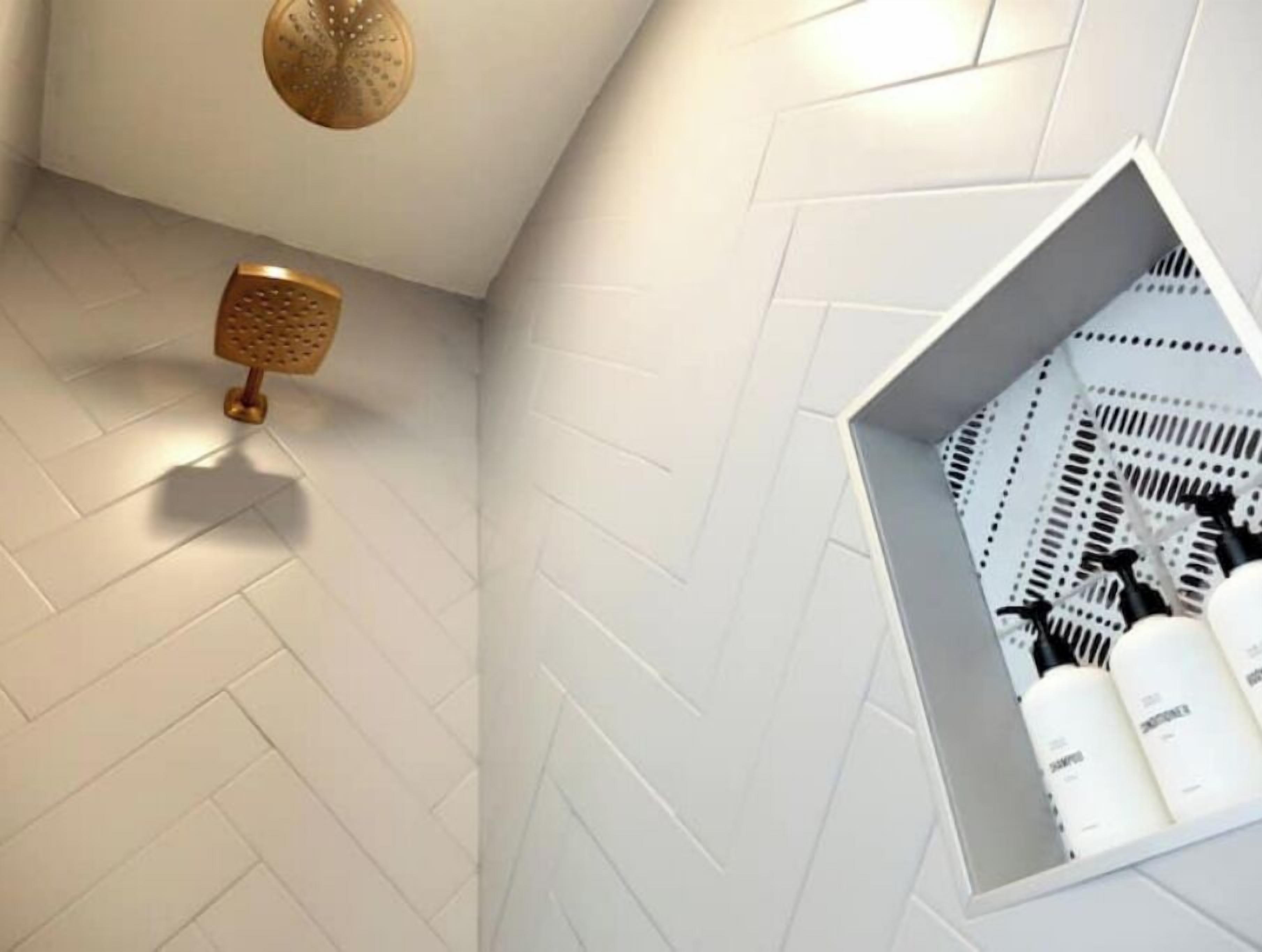 Haartrockner, Handtücher, Seife, Toilettenpapier