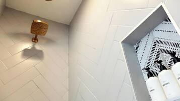 Haartrockner, Handtücher, Seife, Toilettenpapier