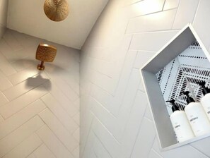 Haartrockner, Handtücher, Seife, Toilettenpapier