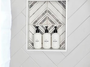 Séchoir à cheveux, serviettes fournies, savon, papier de toilette