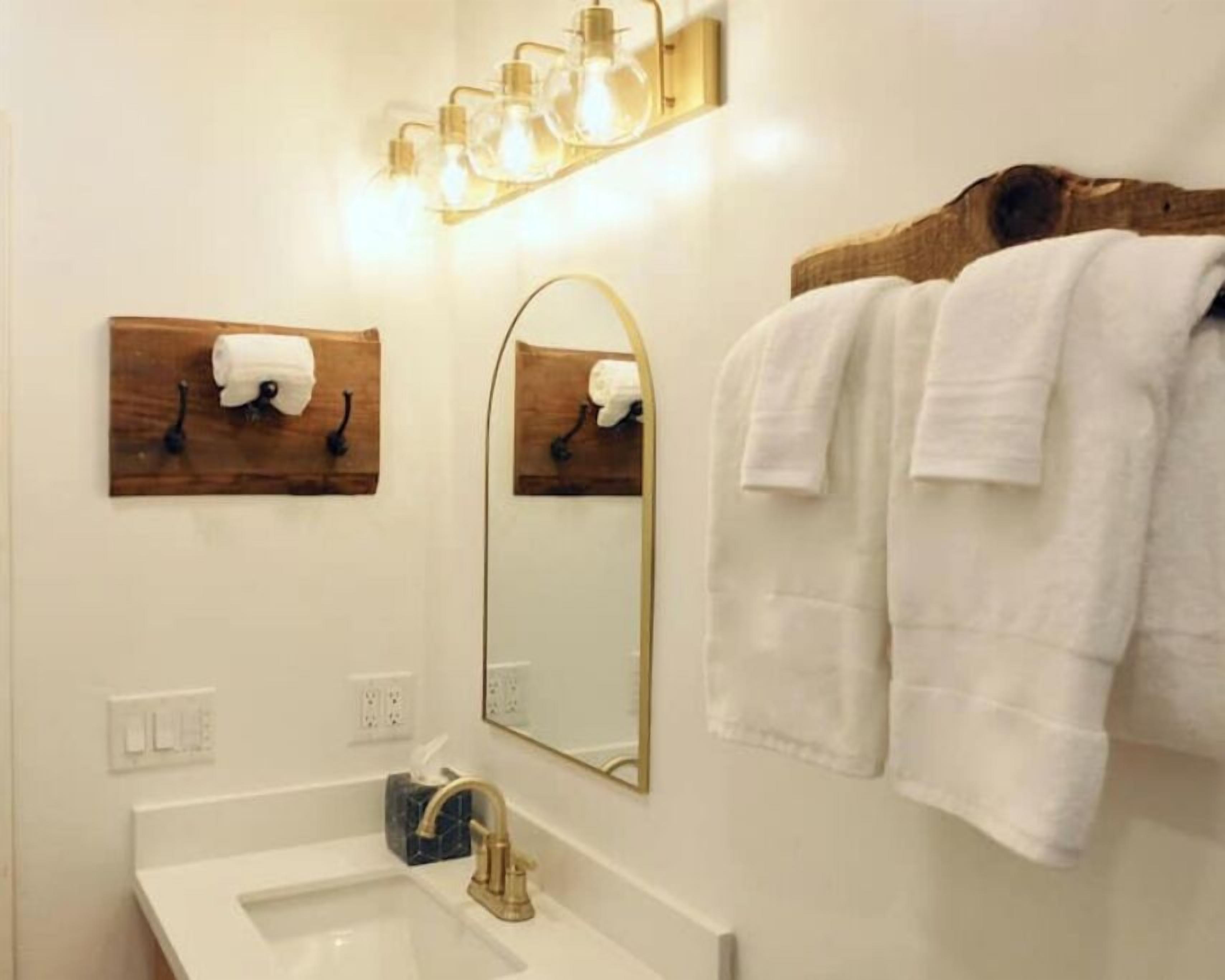 Secador de pelo, toallas, jabón y papel higiénico