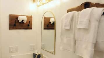 Secador de pelo, toallas, jabón y papel higiénico