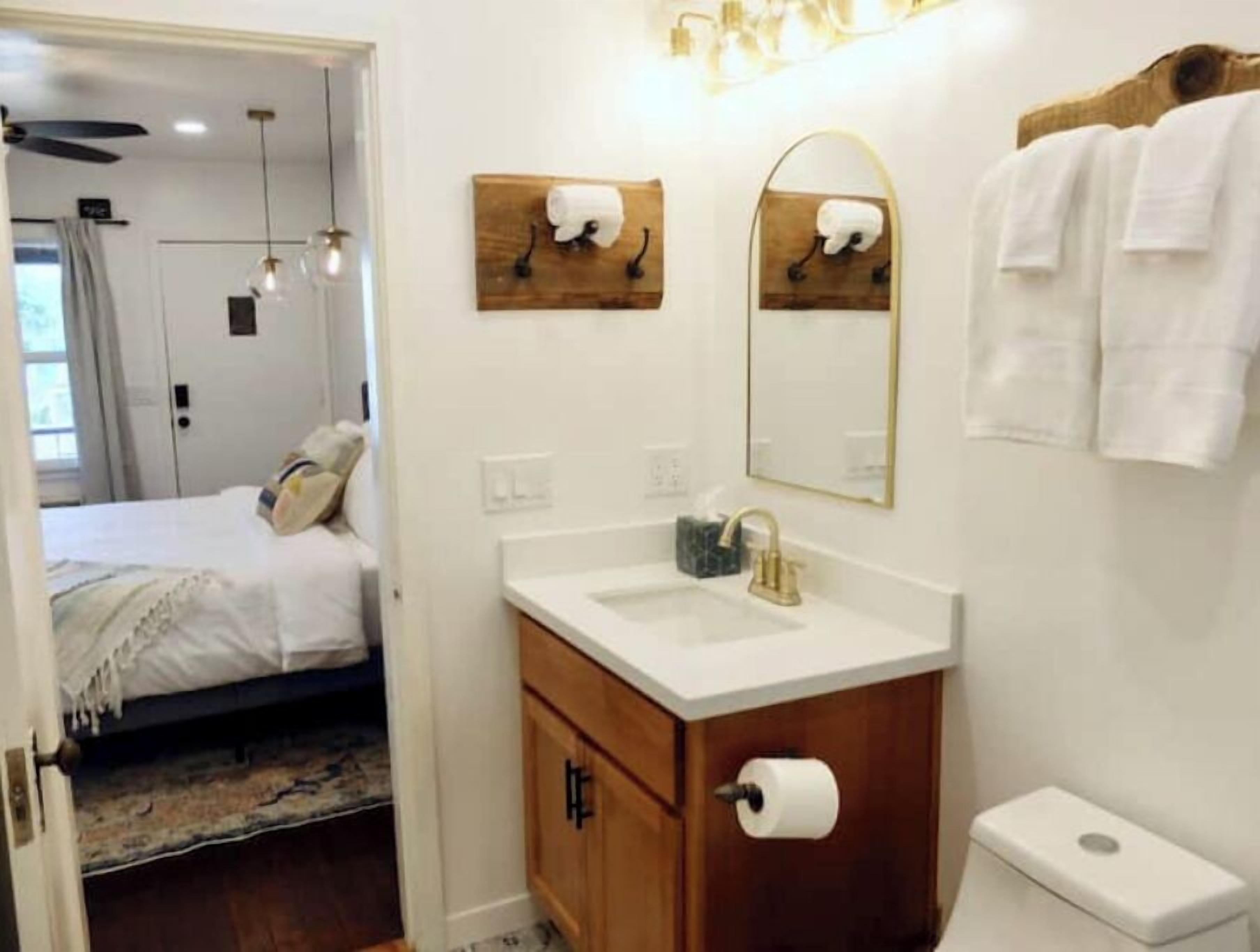 Haartrockner, Handtücher, Seife, Toilettenpapier