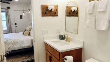 Haartrockner, Handtücher, Seife, Toilettenpapier