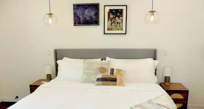 #14 Darling Vintage Apt - Historic Downtown Strip