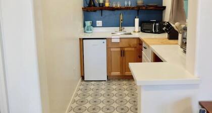 #14 Darling Vintage Apt - Historic Downtown Strip