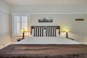 1 bedroom, iron/ironing board, free WiFi, bed sheets - Elegant King Room, Walk to Best Wineries in Napa Valley (Calistoga)