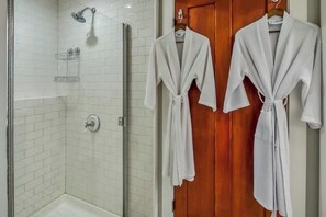 Een douche, een haardroger, handdoeken, zeep