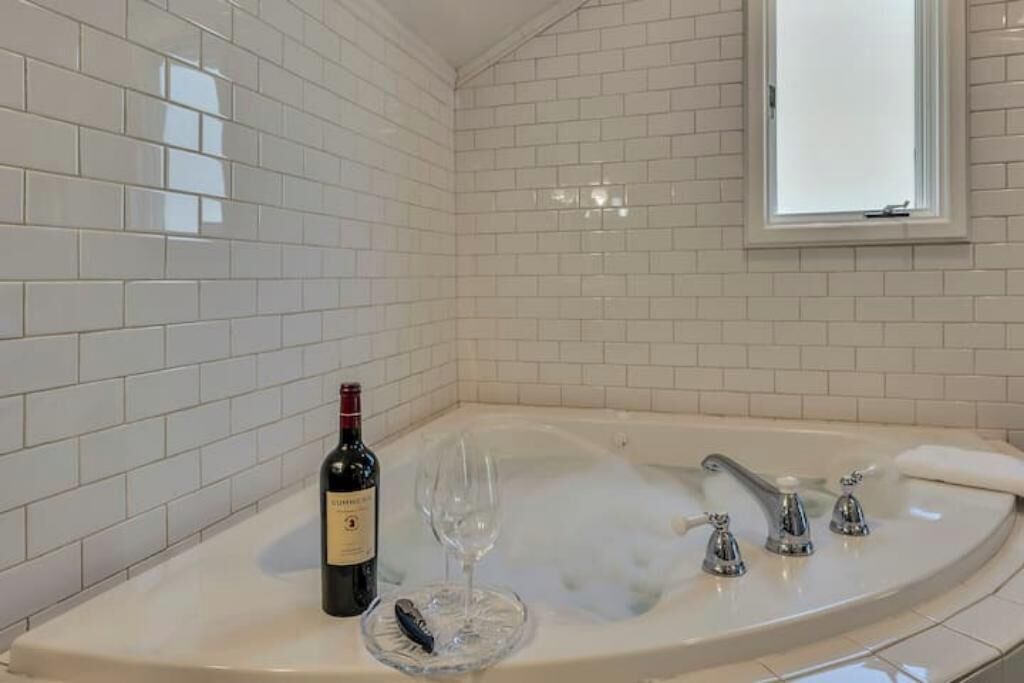 Vasca idromassaggio, asciugacapelli, asciugamani, sapone