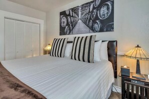 1 bedroom, iron/ironing board, free WiFi, bed sheets - Romantic King Room Near Calistoga Spa & Hot Springs. (Calistoga)