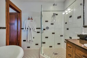 Dusche, Whirlpool, Haartrockner, Handtücher