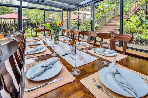 Charming Wine Country Inn, Whole House Rental w/Private Suites, Walk to Wineries