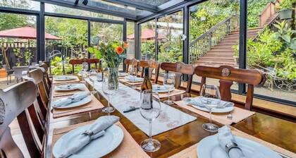 Charming Wine Country Inn, Whole House Rental w/Private Suites, Walk to Wineries