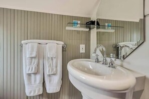 Douche, sèche-cheveux, serviettes fournies, savon