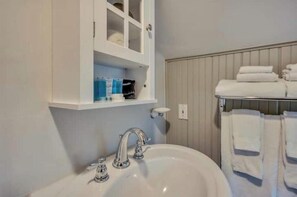 Douche, sèche-cheveux, serviettes fournies, savon