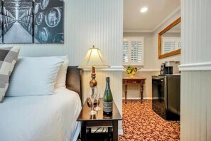 1 室のベッドルーム、デスク、アイロン / アイロン台、WiFi (無料)