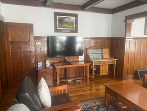 Smart-TV, Kamin, DVD-Player, Bücher