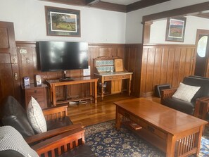 Una Smart TV, una chimenea, un reproductor de DVD, libros