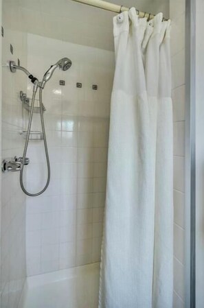 Shower, hair dryer, towels, soap - Spacious King Retreat – 5 Min to & Hot Springs and Napa Valley's Best Wineries (Calistoga)