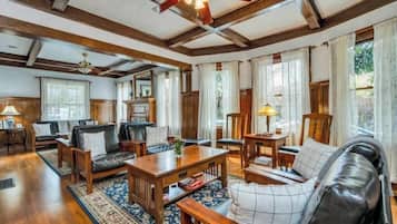 Een smart-tv, een dvd-speler en boeken