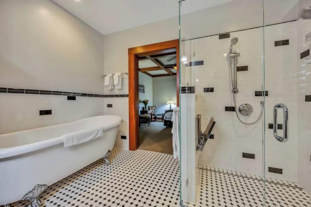 Tina de hidromasaje, secadora de cabello, toallas, jabón 