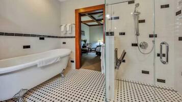 Tina de hidromasaje, secadora de cabello, toallas, jabón