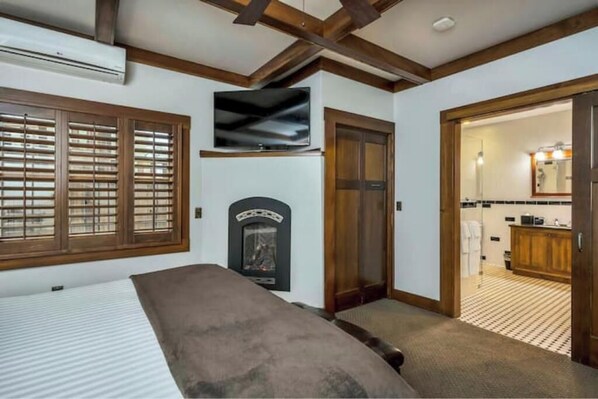 1 bedroom, iron/ironing board, free WiFi, bed sheets - Luxury King Room Minutes from Downtown Calistoga. Fireplace and Spa Bathroom! (Calistoga)