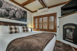 1 bedroom, iron/ironing board, free WiFi, bed sheets - Luxury King Room Minutes from Downtown Calistoga. Fireplace and Spa Bathroom! (Calistoga)