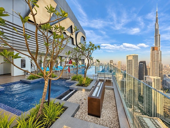 Zona de piscina en la azotea con vistas al Burj Khalifa.