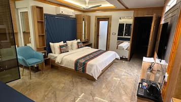 Family Suite | Desk, free WiFi, bed sheets