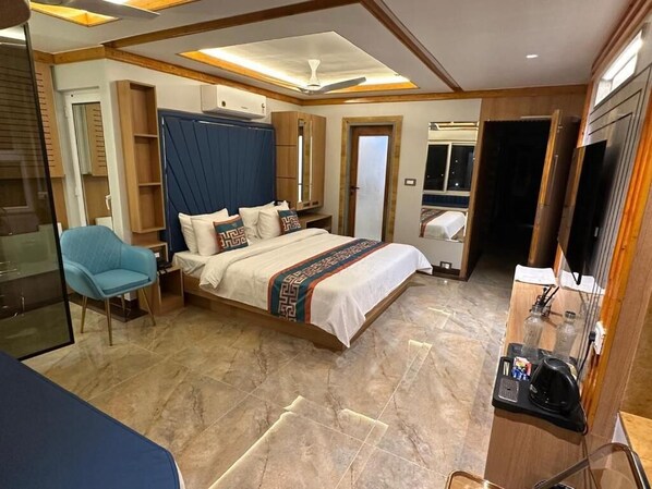 Family Suite | Desk, free WiFi, bed sheets - THE VP RESIDENCY TOWERRS (Thiruthani)