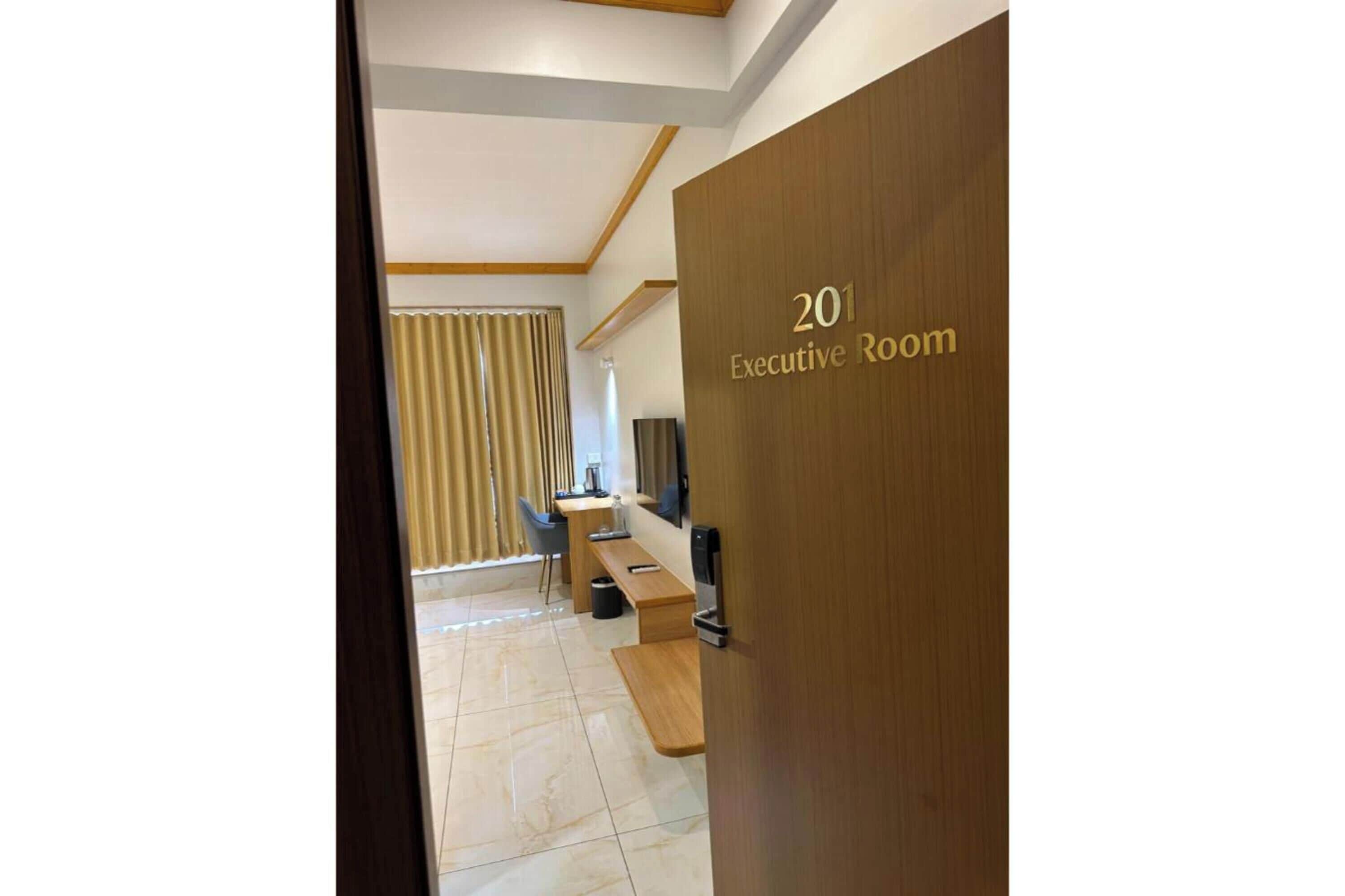 Executive Room | Desk, free WiFi, bed sheets