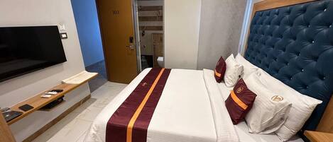 Deluxe Room, Mountain View | Desk, free WiFi, bed sheets