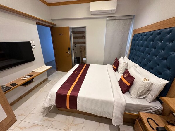 Desk, free WiFi, bed sheets - THE VP RESIDENCY TOWERRS (Thiruthani)