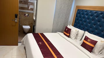 Rom – deluxe, fjellutsikt | Skrivebord, wi-fi (inkludert) og sengetøy