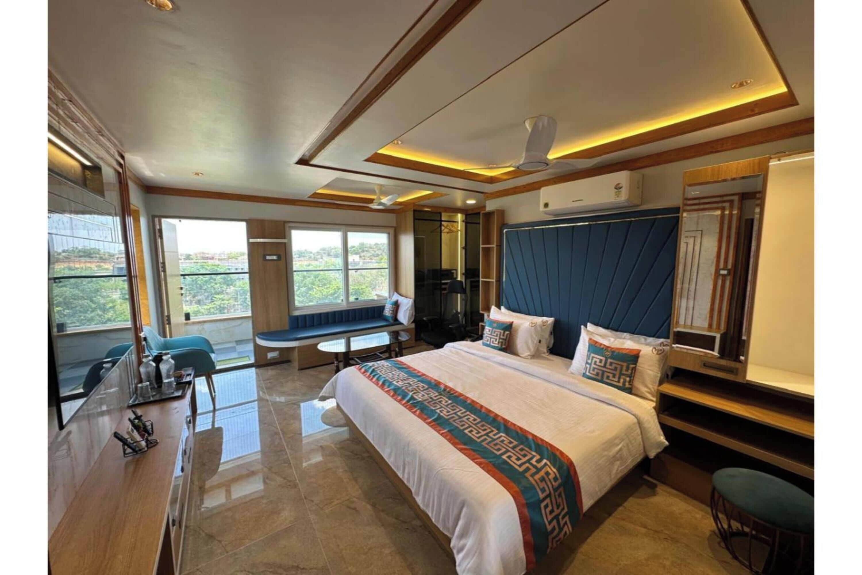 Family Suite | Desk, free WiFi, bed sheets