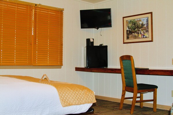 4 quartos, escrivaninha, ferros/tábuas de passar roupa