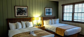 Charming 4-bedroom lodge in Tulsa with AC, WiFi, heat, Cable TV, and more