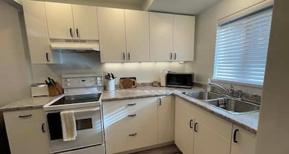 Private suite steps away from the ferry and some of Powell River's best dining.