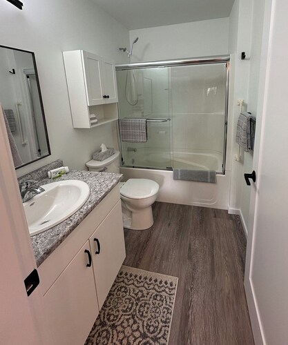 Private suite steps away from the ferry and some of Powell River's best dining.