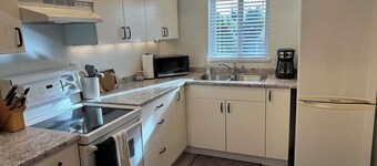 Private suite steps away from the ferry and some of Powell River's best dining.