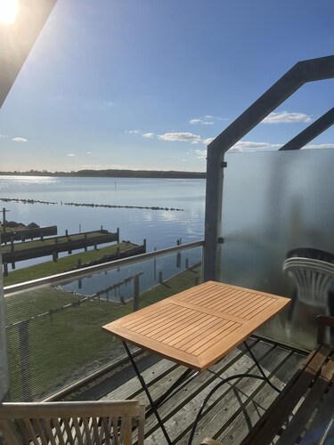 Schleiseits vacation apartment directly on the water