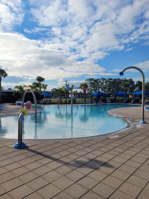 Utomhuspool och uppvärmd pool