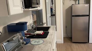 Refrigerador, microondas, cafetera y tetera y tostadora