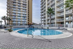 Una piscina techada, una piscina al aire libre