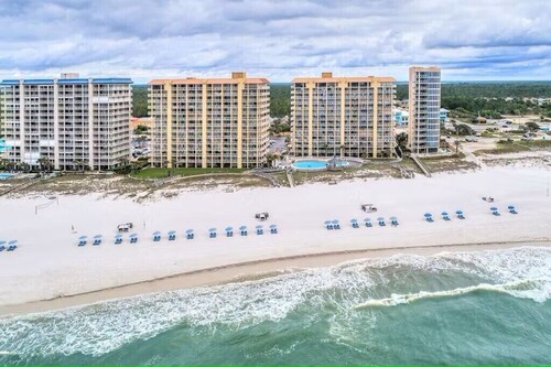 Great Fall & Winter Rates; Refreshed Ground Floor Unit Steps to Beach and Pool.