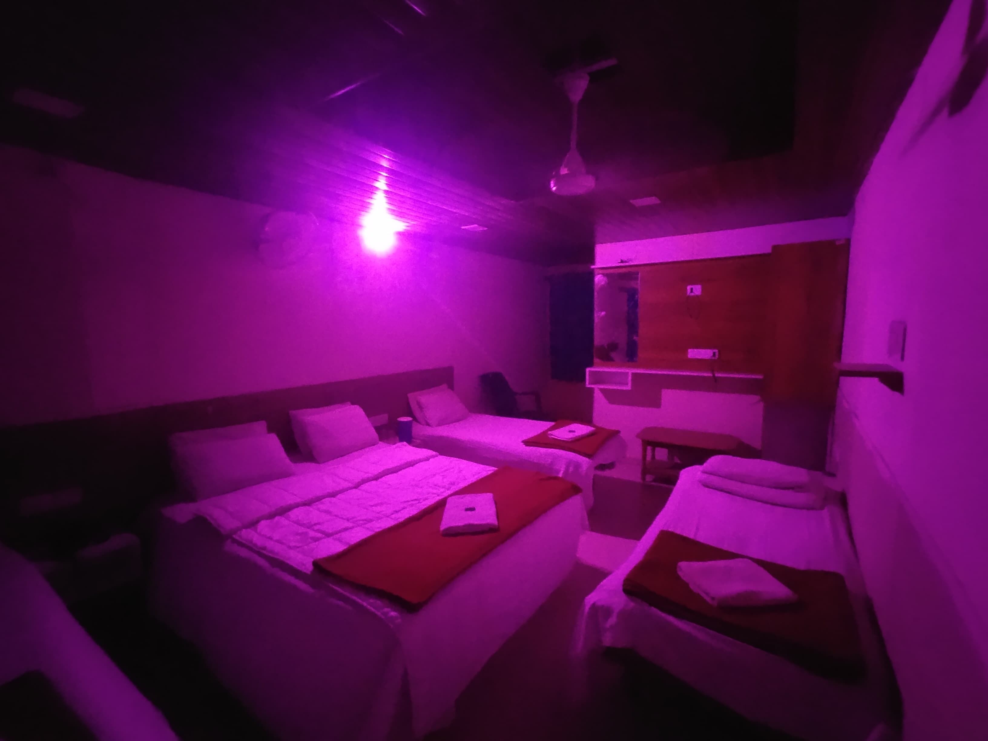 Una habitación con dos camas, un escritorio y una silla.